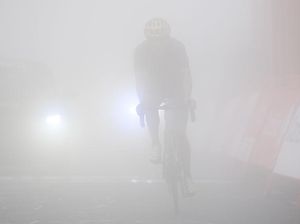 Epik, Pebalap Jay Vine Unggul di Etape yang Ketutup Kabut-Dingin-Hujan