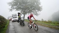 Pebalap tim EF Education - Easypost, Mark Padun menggeber sepeda Cannondale dan mencoba melepaskan diri dari peloton dalam etape ke-6 La Vuelta a Espana 2022, Spanyol, Kamis (25/8/2022). Etape 6 ini disuguhi tanjakan curam hingga 23 persen. Paling parah yakni jalan menanjak sepanjang 1,1 km menjelang garis finish dengan kemiringan mencapai 16.1 persen. (Justin Setterfield/Getty Images)