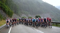 Rombongan pebalap menaklukan pegunungan San Miguel de Aguayo dalam etape ke-6 La Vuelta a Espana 2022, Spanyol, Kamis (25/8/2022). Etape tanjakan sepanjang 181,2 km tersebut berakhir di puncak pegunungan yang tertutup kabut, hujan dan dingin. (Justin Setterfield/Getty Images)
