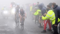 Pebalap tim Quick-Step - Alpha Vinyl, Remco Evenepoel memacu sepeda S-Works SL7 diikuti oleh pebalap tim Moviestar, Enric Mas, dalam etape ke-6 La Vuelta a Espana 2022 di puncak pegunungan San Miguel de Aguayo, Spanyol, Kamis (25/8/2022). Meski finish urutan kedua, Evenepoel menyabet jersey merah sebagai simbol pebalap tercepat dalam klasifikasi overall. (Justin Setterfield/Getty Images)