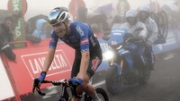 Pebalap tim Alpecin-Deceuninck, Jay Vine menggeber sepeda Canyon Ultimate CFR dan meluapkan kegembiraanya usai menjadi yang tercepat dalam etape ke-6 La Vuelta a Espana 2022 di puncak pegunungan San Miguel de Aguayo, Spanyol, Kamis (25/8/2022). Ia menghabiskan waktu 4 jam 38 menit untuk etape sepanjang 181.2 km. (Ander Gillenea/AFP/Getty Images)