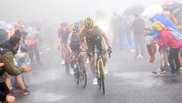Juara bertahan La Vuelta a Espana 2021, Primoz Roglic memacu sepeda Cervelo R5, dalam etape ke-6 La Vuelta a Espana 2022, Spanyol, Kamis (25/8/2022). Ia berada di posisi ke-4 klasemen sementara, terpaut 1 menit 1 detik dengan Remco Evenepoel. (Justin Setterfield/Getty Images)