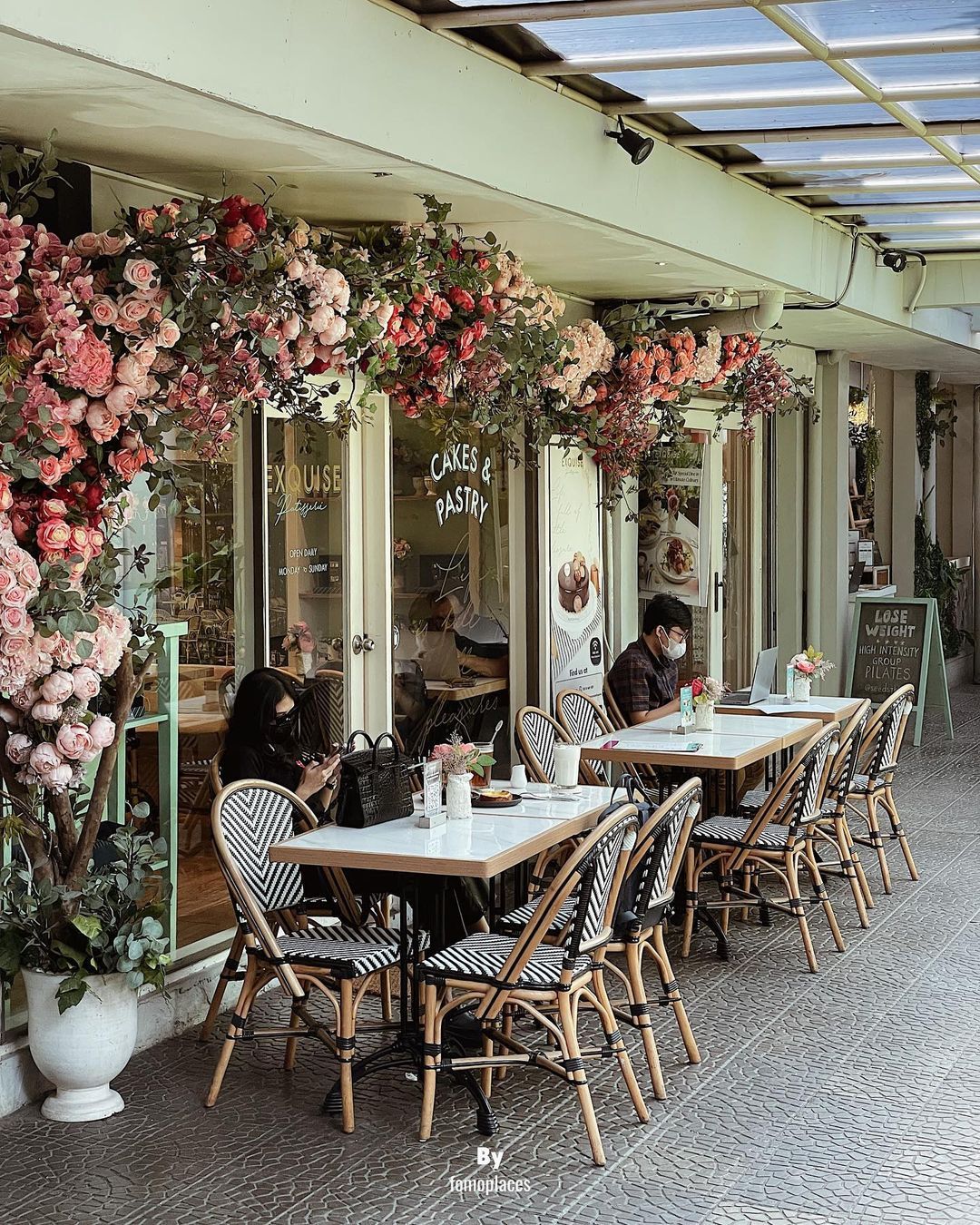 5 Kafe Tema Bunga yang Cantik, Cocok Buat Makan Enak Plus Foto-foto!