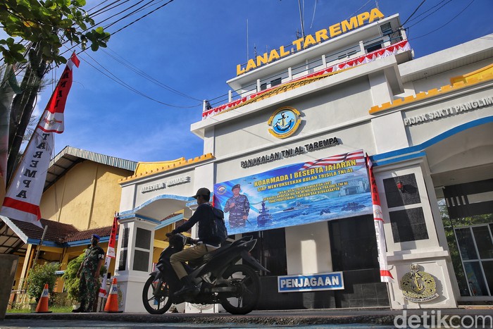Aksi Kerja Bakti TNI AL Jaga Keindahan Pulau Terluar RI Prajurit Lanal Tarempa melakukan persiapan sebelum memulai kegiatan kerja bakti di Tarempa, Kabupaten Kepulauan Anambas, Kepulauan Riau, Selasa (2/8/2022).