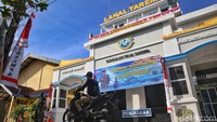 Pemotor melintas di depan markas Lanal Tarempa, Anambas. Tak hanya menjaga perairan Anambas dari kapal asing, Lanal Tarempa juga turut serta membantu masyarakat dalam menjaga kebersihan lingkungan.   