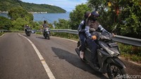 Prajurit Lanal Tarempa berangkat ke Desa Temburun. Salah satunya tugas yang dilakukan Lanal Tarempa adalah kegiatan gotong royong untuk membersihkan tanaman liar yang menutupi jalan masuk Desa Temburun, Tarempa.   