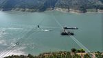 Pemberani, Mereka Pasang SUTET di Ketinggian Sungai Yangtze China