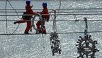 Pemberani, Mereka Pasang SUTET di Ketinggian Sungai Yangtze China
