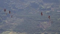 Para pekerja melawan ketinggian dan angin kencang dengan bekerja di ketinggian puluhan meter ini. Proyek Jalur Bai-Zhe tersebut merupakan proyek kunci bagi China untuk menerapkan strategi transmisi daya dari barat ke timur negara itu.  
