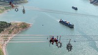 Proyek jalur listrik ini memiliki total panjang 2.140 km. Tidak terbayang jika harus bekerja di ketinggian, di antara terpaan angin dan panas seperti ini bukan?