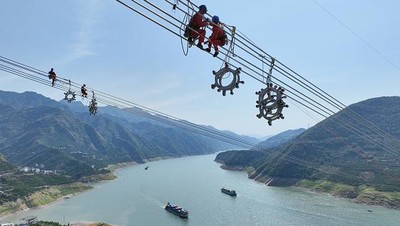 Pemberani, Mereka Pasang SUTET di Ketinggian Sungai Yangtze China