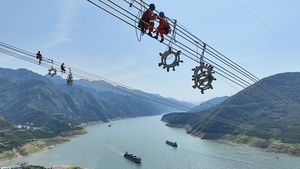 Pemberani, Mereka Pasang SUTET di Ketinggian Sungai Yangtze China