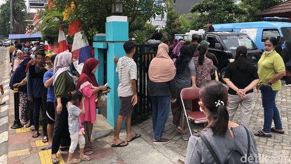 Antrean Nasi Kotak Murah di Tangsel, Khusus Hari Jumat