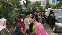 Warga mengantre sejak pukul 09.00 WIB. Antrean berlangsung tertib.