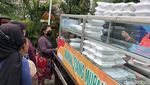 Antrean Nasi Kotak Murah di Tangsel, Khusus Hari Jumat