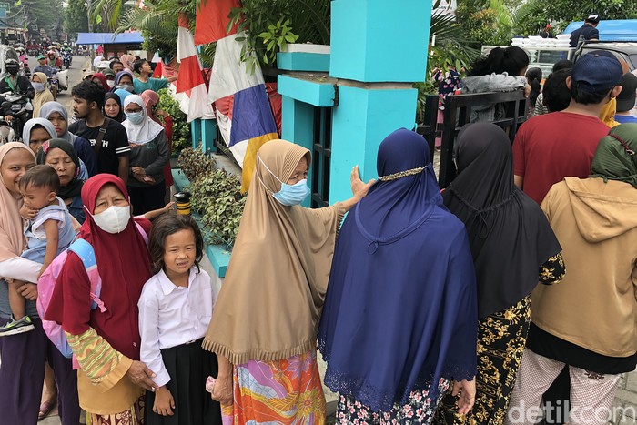 Antre Nasi Kotak Murah Warga mengantre untuk membeli nasi kotak murah di halaman Kantor Kelurahan Pondok Betung, TAngerang Selatan. Paket nasi murah itu khusus dijual pada hari Jumat pagi.