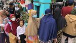 Antrean Nasi Kotak Murah di Tangsel, Khusus Hari Jumat