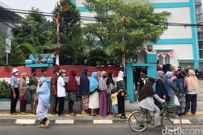 Warga mengantre untuk membeli nasi kotak murah di halaman Kantor Kelurahan Pondok Betung, TAngerang Selatan. Paket nasi murah itu khusus dijual pada hari Jumat pagi.