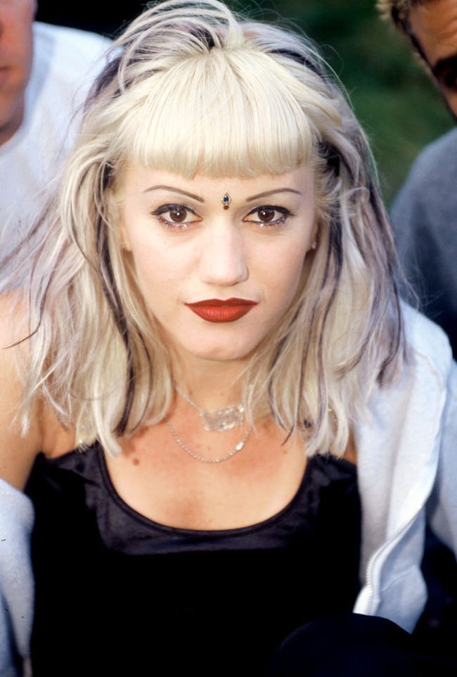 Alis tipis di era 90-an sangat identik dengan Gwen Stefani. Saat masih tergabung dalam band No Doubt, penyanyi berambut pirang ini punya ciri khas gaya yakni makeup dengan bibir merah tua dan alis tipis segaris. Foto: Getty Images/Tim Mosenfelder