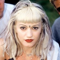 Alis tipis di era 90-an sangat identik dengan Gwen Stefani. Saat masih tergabung dalam band No Doubt, penyanyi berambut pirang ini punya ciri khas gaya yakni makeup dengan bibir merah tua dan alis tipis segaris. Foto: Getty Images/Tim Mosenfelder