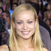 Olivia Wilde tampil nyaris tanpa makeup saat hadir di Teen Choice Awards pada 2003. Bahkan alisnya yang tipis dibiarkan alami tanpa riasan. Foto: WireImage/Steve Granitz