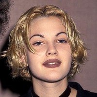 Aktris Drew Barrymore jadi salah satu selebriti yang memopulerkan tren makeup alis tipis. Ini penampilannya yang kental nuansa 90-an saat tampil di pengumuman nominasi Golden Globe Awards 1992. Foto: Ron Galella Collection via Getty/Ron Galella, Ltd.