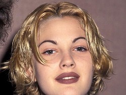 8 Foto Artis dengan Makeup Jadul, Saat Alis Tipis Segaris Jadi Tren