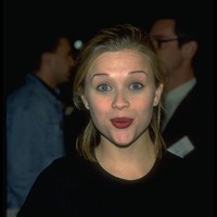 Reese Witherspoon kala remaja tak ketinggalan ikut tren makeup alis tipis. Ini gayanya yang bernuansa grunge pada 1996. Foto: Corbis via Getty Images/Frank Trapper