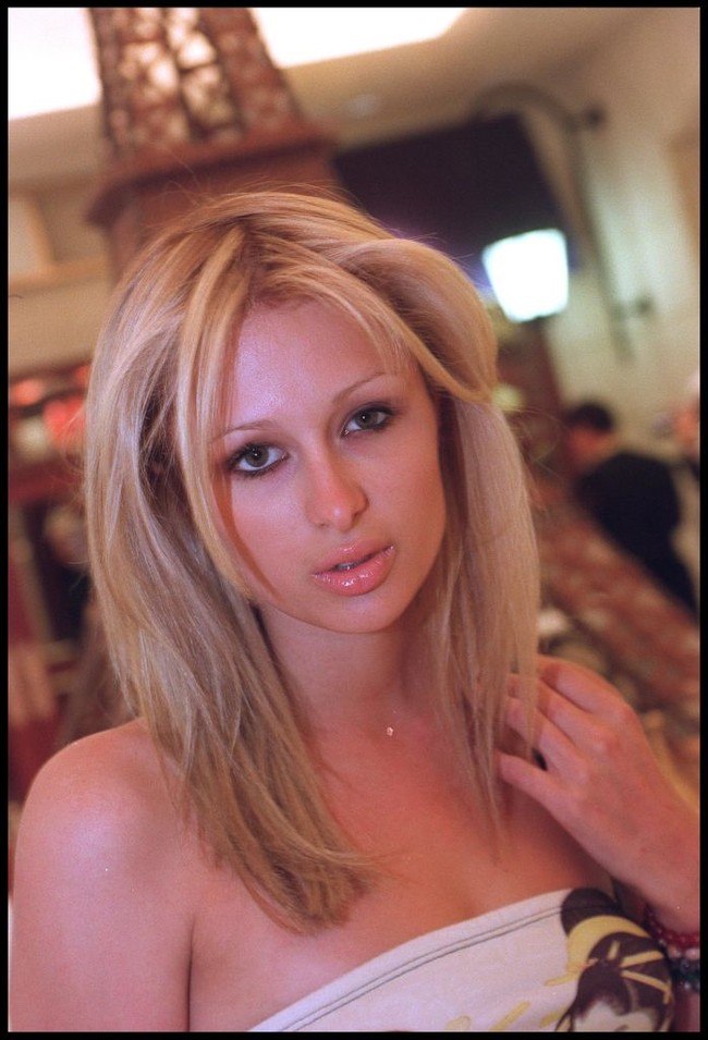 Paris Hilton juga ikut tren makeup jadul ini. Dia tampil dengan makeup bernuansa nude dan alis tipis saat hadir di pembukaan Paris Hotel di Las Vegas, pada 1999. Foto: Getty Images/Dan Callister