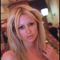 Paris Hilton juga ikut tren makeup jadul ini. Dia tampil dengan makeup bernuansa nude dan alis tipis saat hadir di pembukaan Paris Hotel di Las Vegas, pada 1999. Foto: Getty Images/Dan Callister