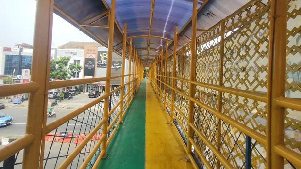 Atap JPO di Margonda Depok yang sebelumnya bolong kini sudah diperbaiki.
