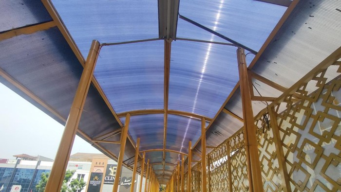 Atap JPO di Margonda Depok yang sebelumnya bolong kini sudah diperbaiki.
