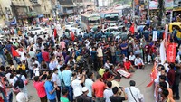 Aksi ini diikuti oleh massa yang digalang oleh aktivis Aliansi Demokrat Kiri.