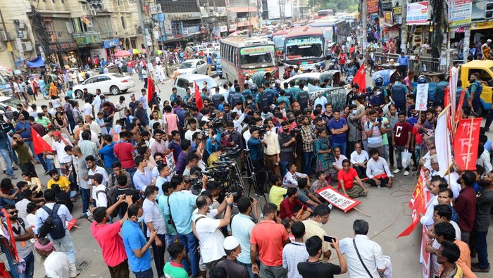 Left Democratic Alliance activists stage a road block demonstration during the countrywide half-day strike demanding reduction in prices of fuel oil, urea fertilizer, daily commodities and transport fares in Dhaka, Bangladesh, on August 25, 2022.  (Photo by Mamunur Rashid/NurPhoto via Getty Images)