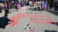 Mereka mencoret-coret jalan berisi berbagai tuntutan.