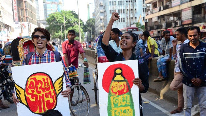 BBM Mahal, Warga Bangladesh Blokir Jalan Left Democratic Alliance activists stage a road block demonstration during the countrywide half-day strike demanding reduction in prices of fuel oil, urea fertilizer, daily commodities and transport fares in Dhaka, Bangladesh, on August 25, 2022. (Photo by Mamunur Rashid/NurPhoto via Getty Images)