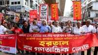 Aksi demo dengan cara memblokir jalan tersebut terjadi di Dhaka, Bangladesh, Kamis (25/8/2022).