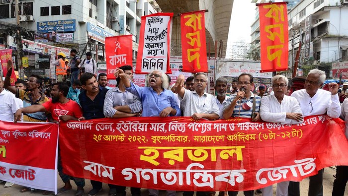 Left Democratic Alliance activists stage a road block demonstration during the countrywide half-day strike demanding reduction in prices of fuel oil, urea fertilizer, daily commodities and transport fares in Dhaka, Bangladesh, on August 25, 2022.  (Photo by Mamunur Rashid/NurPhoto via Getty Images)