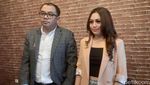 Potret Cantik Biduan Seksi Nyanyi di Atas Meja Saat Acara HUT Riau