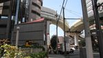 Bukan Trik Kamera, Jalan Tol Ini Benar-benar Menembus Gedung