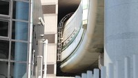 Meski dikenal sebagai Gate Tower, sebenarnya nama gedung tersebut adalah TKP Garden City Umeda Osaka.