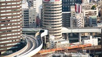 Jalan tol itu masuk ke dalam gedung Gate Tower yang dengan stasiun Osaka. Penampakan jalan tol yang menembus gedung tersebut bisa dlihat dari dekat.