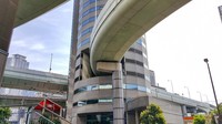 Terdapat tiang penyangga untuk menahan beban jalan tol. Jika diperhatikan, gedung Gate Tower itu terlihat sebagai terowongan.
