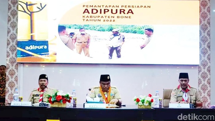 Bupati Bone Andi Fahsar Mahdin Padjalangi saat memimpin rapat persiapan penilaian Adipura.