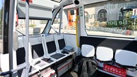 Penampakan interior bus ajaib Autunomo. Terlihat hanya ada beberapa kursi yang dilengkapi sabuk pengaman.