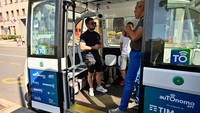 Transportasi publik ini dapat membawa hingga empat belas penumpang.   