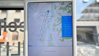 Mobil ini dapat mengemudi dalam lalu lintas perkotaan menggunakan GPS.    