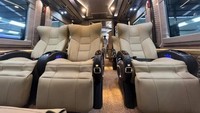 Jika diperhatikan, bus ini mengusung konfigurasi kursi 2+1. Kursinya pun berukuran besar dan nampak empuk, sehingga dijamin bisa memanjakan para penumpang ketika menempuh perjalanan panjang. Foto: Dok. Yohan Setiawan/Adiputro