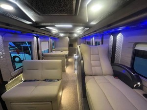 Alphard pun Bakal Minder kalau Ketemu Bus Pariwisata Super Mewah Ini