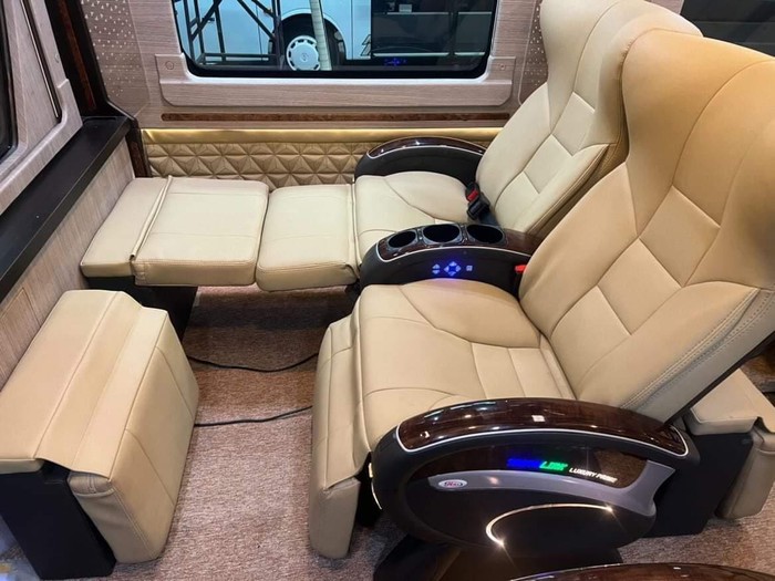 Bus pariwisata Travelink Bus pariwisata Travelink